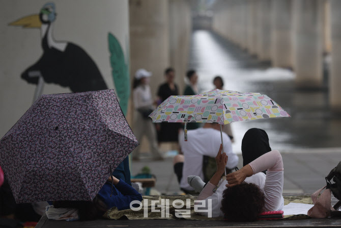 무더위엔 다리 밑에서 더위 식혀요