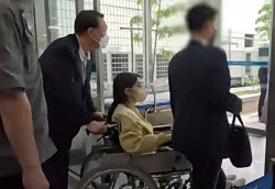 “왜 휠체어를?” 퇴원한 김건희에…“우울증과 관련 있나”