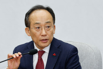 전 경제부총리의 배드뱅크 공개질의…“혈세로 사적채무 탕감, 도박빚도 포함”