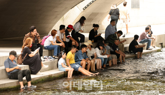 폭염 피해 그늘 밑으로 온 외국인 관광객들