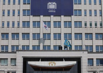 尹정부 &apos;대통령실 공사비&apos; 떼 먹었나...5억원 상당 피소