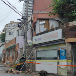 [단독]서울 홍제동 주택 외벽 붕괴…10여명 대피