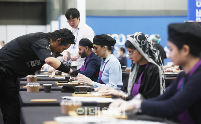 김밥 직접 만드는 외국인들 
