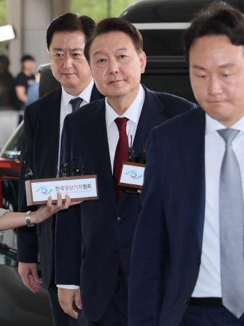 尹 "9시→10시" 출석시간 조정 요청에…내란특검 "안된다"