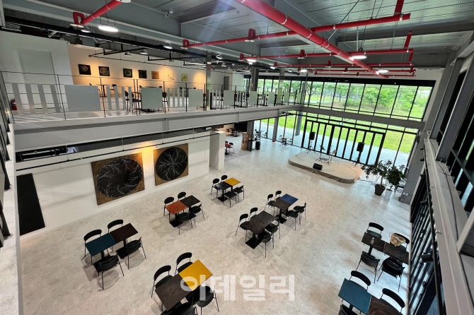 산업단지에 세계 최대 '옻칠예 미술관'…'인싸 핫플' 신기한 공장