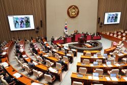 ‘13조 소비 쿠폰’ 풀린다…나랏빚은 1300조 돌파
