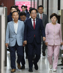 [포토]비대위 첫 회의 참석하는 국민의힘                                                                                                                                                                  