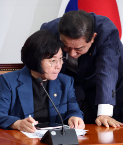 [포토]정책조정회의, '대화하는 김병기-김현'                                                                                                                                                    