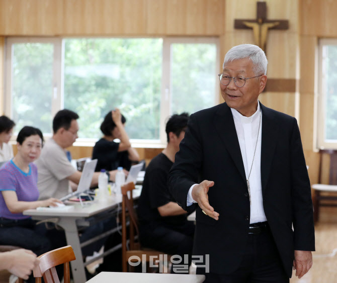  기자간담회 참석하는 유흥식 추기경