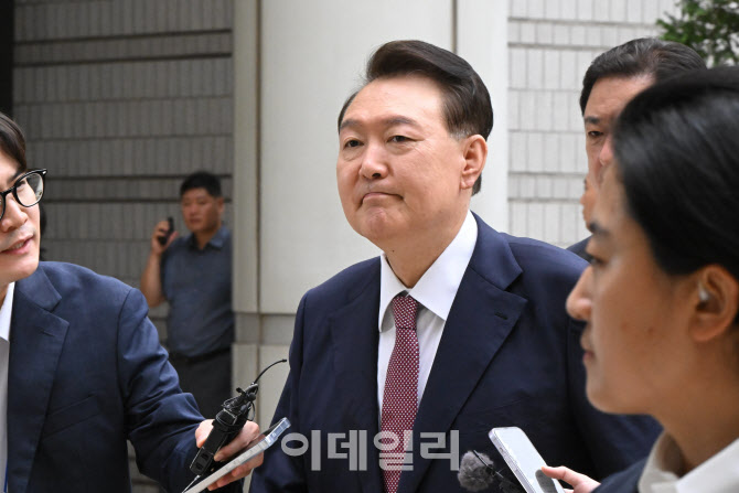  9차 공판 향하는 윤석열 전 대통령 