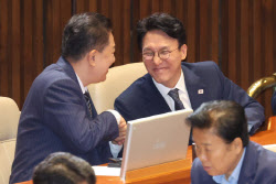 김민석 "경제위기 극복이 제1과제"…野와 협치엔 침묵