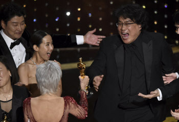 기생충, NYT 독자 선정 &apos;21세기 최고영화 1위&apos; 선정