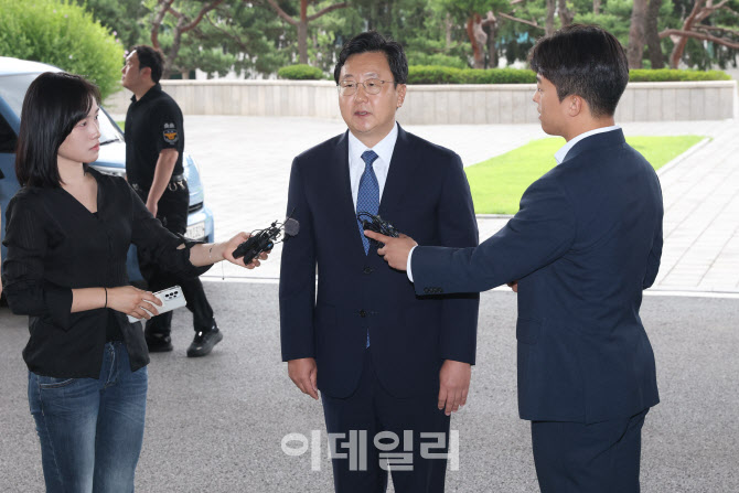 서울중앙지검 들어서는 정진우 지검장                                                                                                                                                               