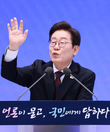 탁현민 "李대통령, 기자회견 후 엄청 답답했을 것"