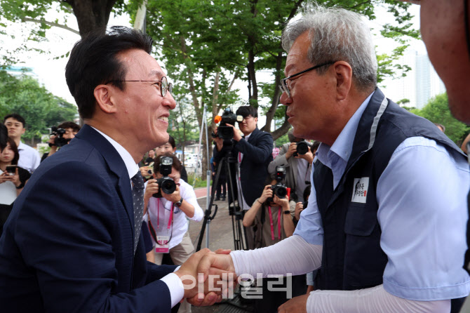농성 중인 농민단체와 인사 나누는 김민석 총리                                                                                                                                                      