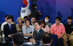 李대통령, ‘6억 대출규제&apos; 금융위 사무처장에 “잘했다” 칭찬