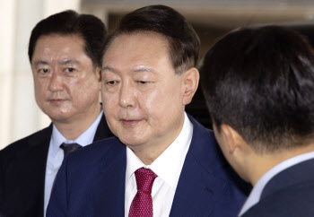 내란특검 "尹조사 순조롭게 진행 중…부장검사 신문"