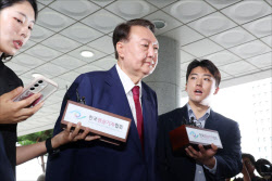 특검, 尹 오후 조사 재개…계엄 국무회의·외환 혐의 조사