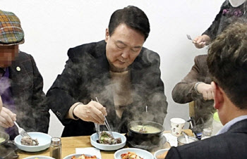 특검조사 받는 尹…점심 설렁탕·저녁 김치찌개 식사