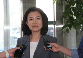 "김민석은 자료도 안 냈는데"…`법카 유용` 이진숙, 경찰 출석
