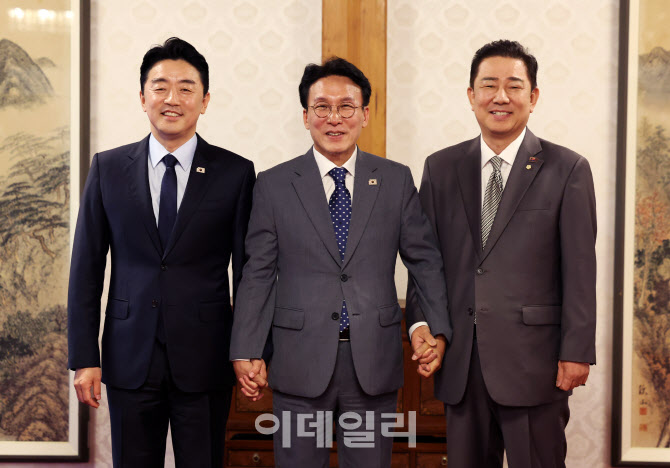 이재명 정부 첫 고위당정협의회에서 기념촬영하는 강훈식-김민석-김병기                                                                                                                               