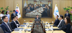 "이달 금리동결" 한목소리…가계부채 변수에 &apos;하반기 1회&apos; 인하 무게