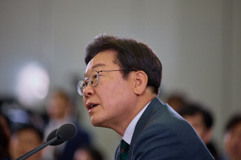 李대통령 국정지지도 62.1%…취임 한달 만에 60%대 진입[리얼미터]