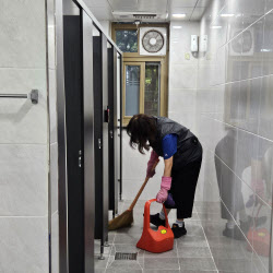 “환풍기도 없어요”…폭염 속 땀에 젖은 청소노동자 현실