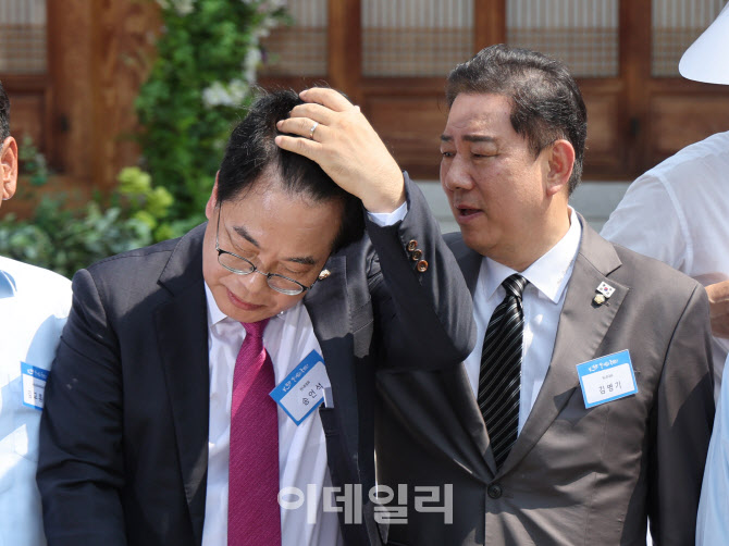 '머리 만지는 송언석 원내대표'                                                                                                                                                           