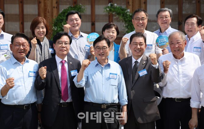 'K-관광, 올 여름은 국내로!'                                                                                                                                                             