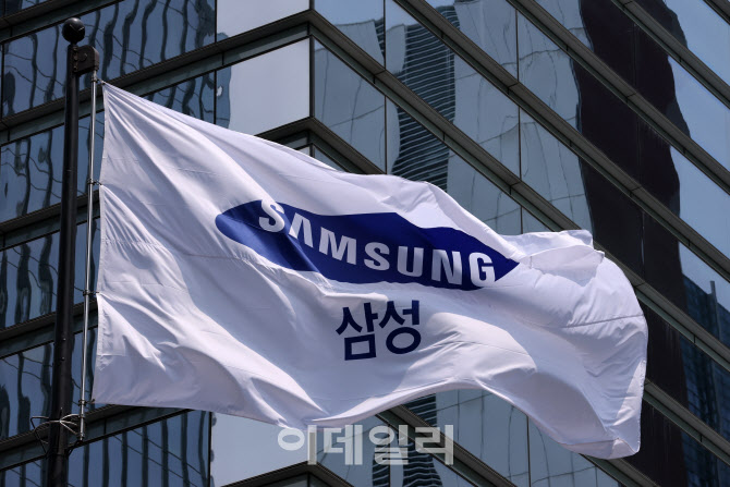 삼성전자 영업이익 반토막… 반도체 부진 영향                                                                                                                                                       