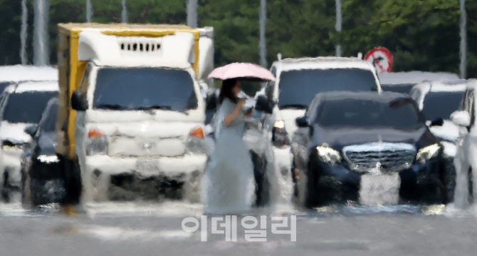 '폭염 경보' 아지랑이 피어오르는 도로                                                                                                                                                    