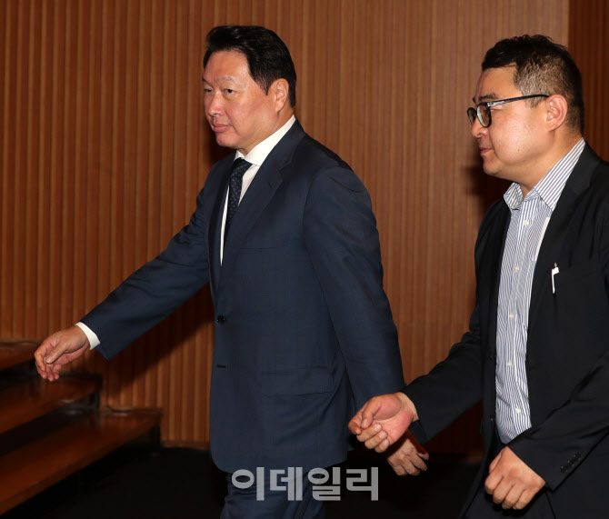  토론회 참석하는 최태원 회장                                                                                                                                                                      