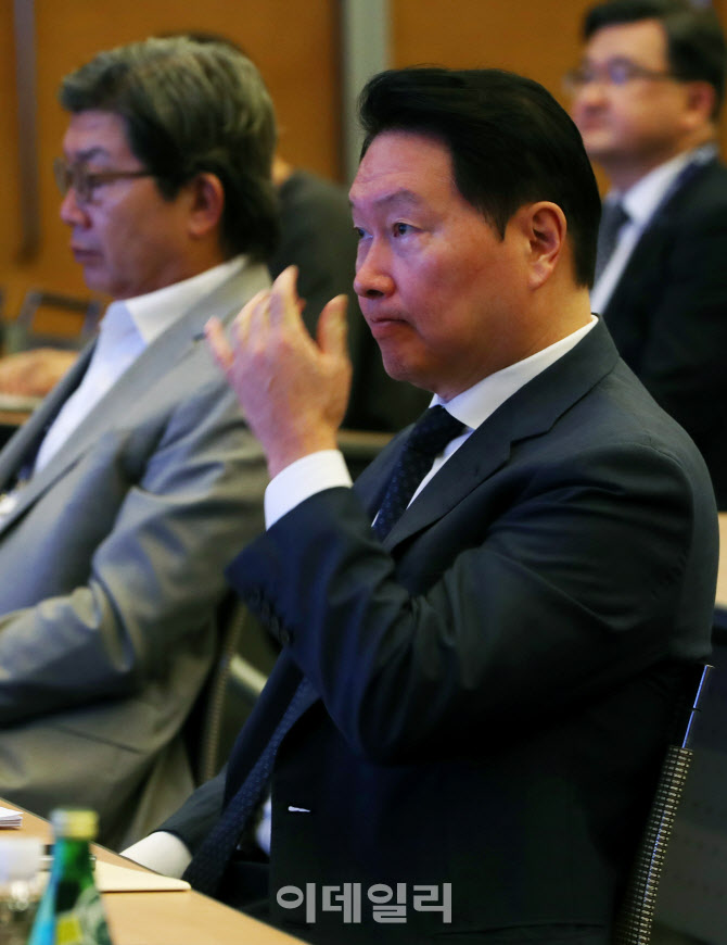  '지속가능한 우리사회...' 토론회 참석한 최태원 회장 