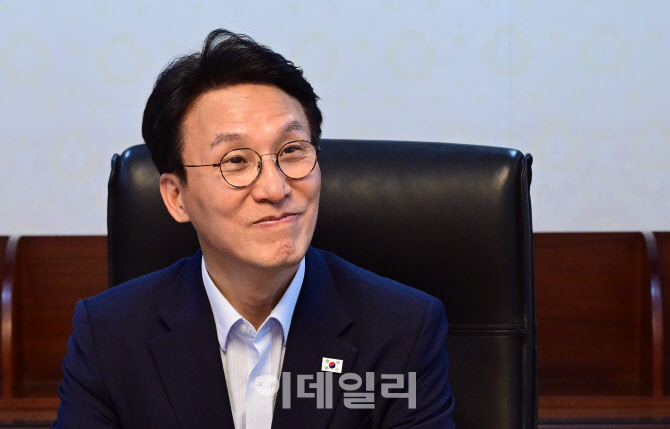 미소 짓는 김민석 국무총리                                                                                                                                                                         