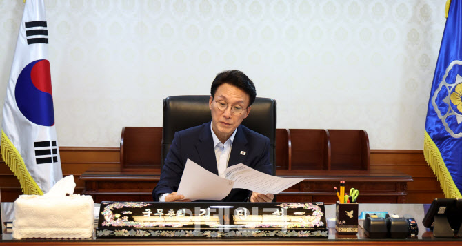 집무실에서 업무보는 김민석 국무총리                                                                                                                                                               