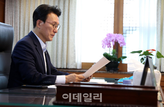 업무보는 김민석 총리                                                                                                                                                                              