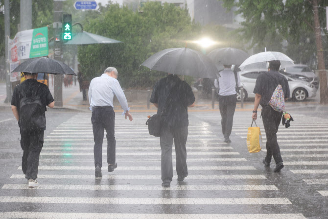 폭염 뒤 기습 호우…퇴근길 '물폭탄'에 도로 체증도