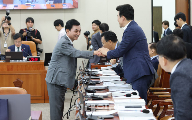 '국민의힘 의원들과 인사하는 안규백 의원'                                                                                                                                                