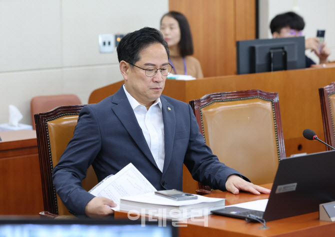 기재위 전체회의 참석한 박수영 의원                                                                                                                                                                