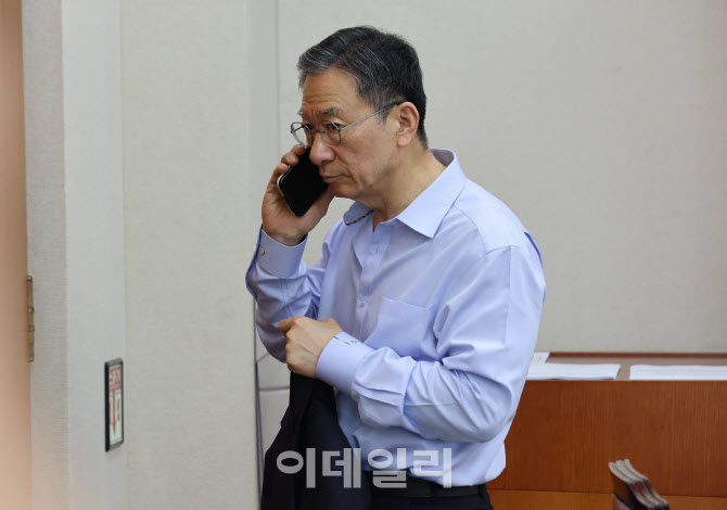 정성호 의원, '누구와 통화?' 