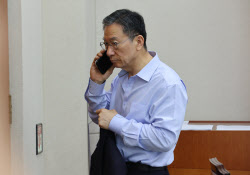 [포토]정성호 의원, '누구와 통화?'                                                                                                                                                             