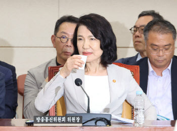 [속보] 대통령실 “내주 국무회의부터 이진숙 방통위원장 배석하지 않는다”