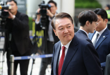 [속보]윤석열 전 대통령, 구속심사 중앙지법 도착