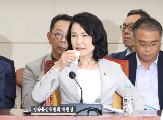 李 "그만"에도 이진숙 "내 권리" 재강조