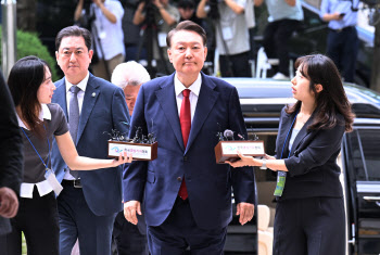 [속보]윤석열 전 대통령, 구속심사 중앙지법 도착