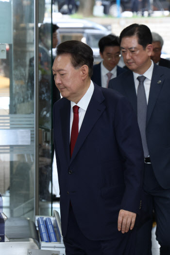 또다시 구속기로 선 尹…취재진 질문에 말없이 법정 향해