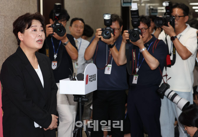 취재진 질문에 답하는 윤희숙                                                                                                                                                                       