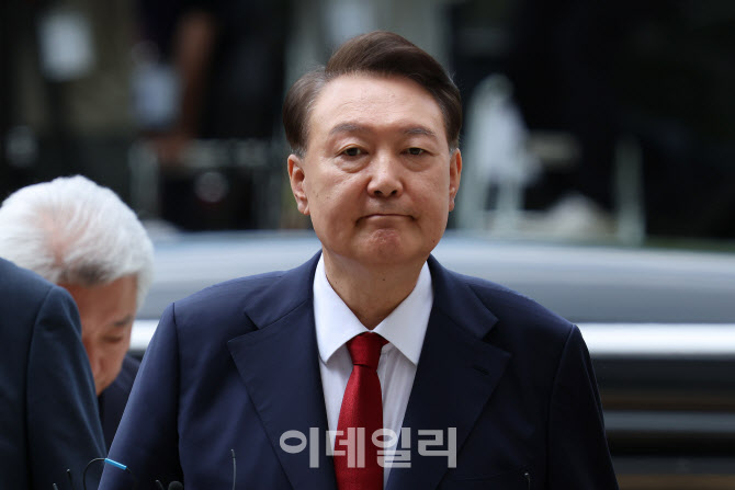  굳은 표정