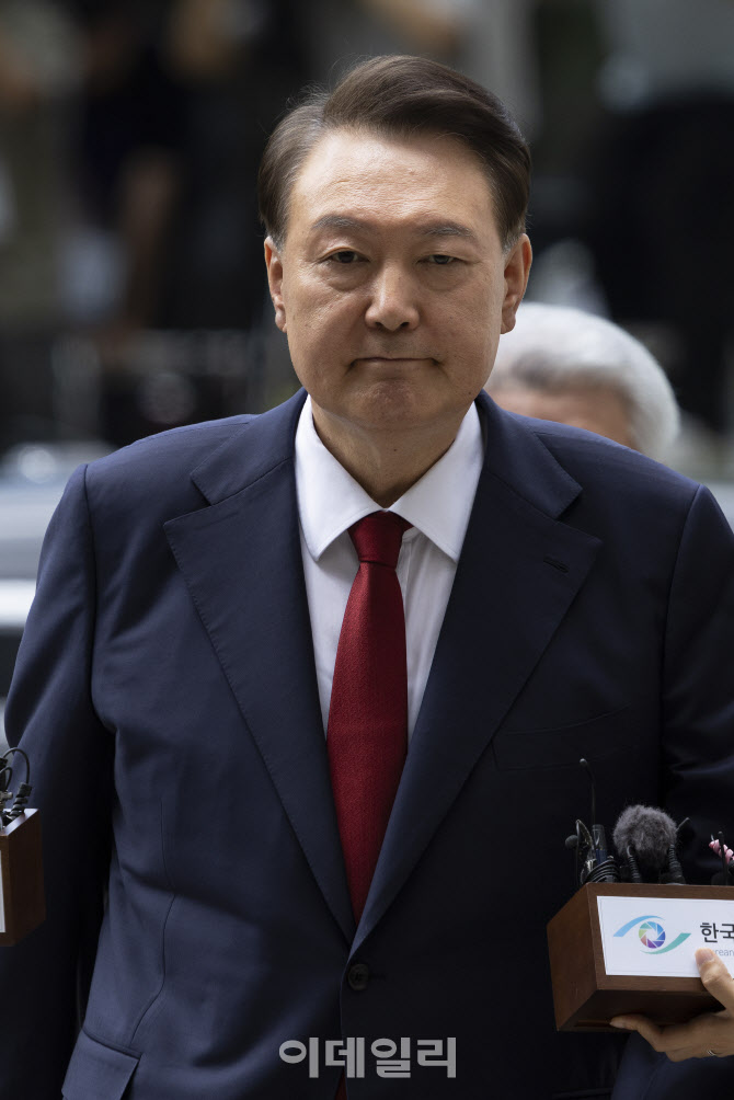  서울중앙지방법원 입장하는 윤석열 전 대통령                                                                                                                                                       